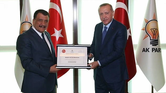 Başkan Gürkan, Cumhurbaşkanı Erdoğan'a 'Fahri Hemşerilik Beratı'nı Takdim Etti