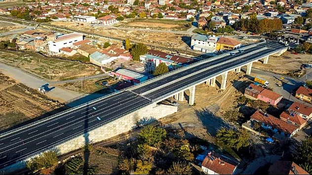 Büyükşehir Tren Yolu Köprüsünü Asfaltladı