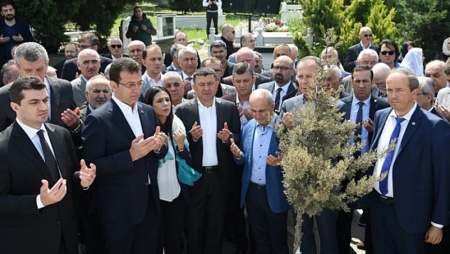 İmamoğlu, Özel ve Ağbaba, Mevlüt Aslanoğlu'nu Mezarı Başında Andı