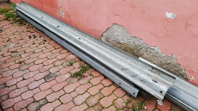 Demir Bariyerleri Sökerken Yakalandı