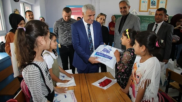Başkan Güder'den Kuluşağı İlkokulu Öğrencilerine Bayram Hediyesi