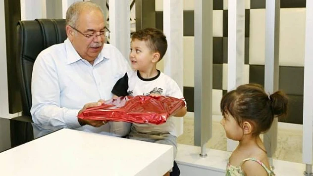 Minik Öğrenciler Hüsrev Amcalarını Ziyaret Etti