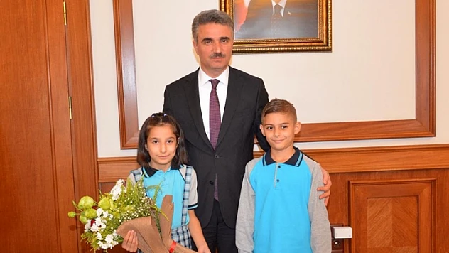 Vali Baruş Öğrencileri Makamında Kabul Etti