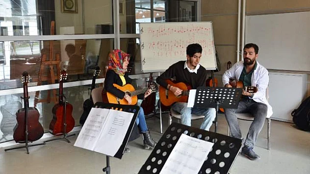 Pop Müziğin Adresi: Mahur Gitar Atölyesi