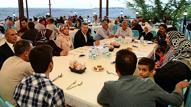  Başkan Çınar, Şehitlerimizin Emanetleri Başımızın Tacıdır