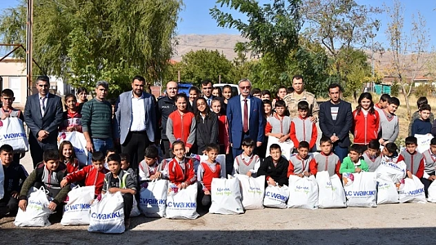 Belediye Başkanından İlçedeki Tüm Öğrencilere Kışlık Kıyafet