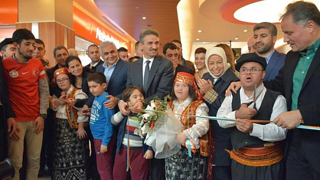 Elgelsiz Çocukların Sergisi Açıldı