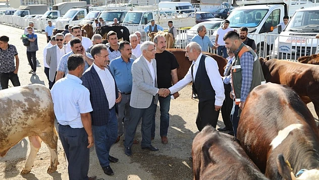Güder, Canlı Hayvan Pazarı'nda Vatandaşlarla Bir Araya Geldi