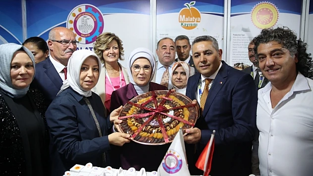 Emine Erdoğan'a Malatya Kayısı Hediye Edildi
