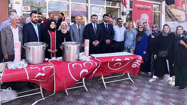 MHP'li Kadınlar'dan Aşure Dağıtımı
