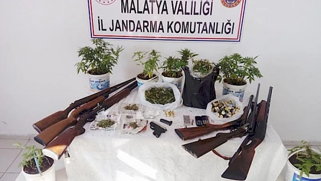 Pütürge'de 2.5 Kilo Esrar, 6 Ruhsatsız Av Tüfeği Yakalandı