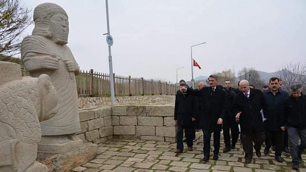 Vali Aydın Baruş Aslantepe Örenyeri Müzeler Ve Kütüphanelerde İncelemelerde Bulundu