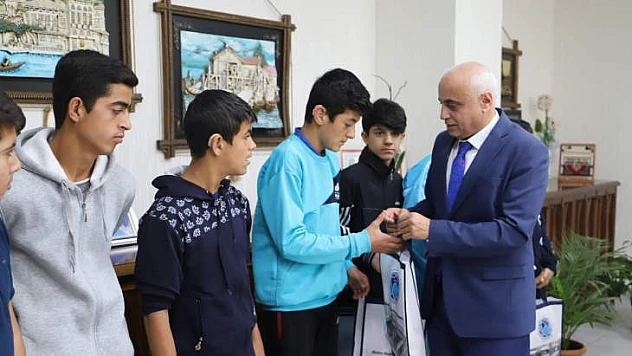 Battalgazi Belediyesi'nden Başarılı Öğrencilere Hediye