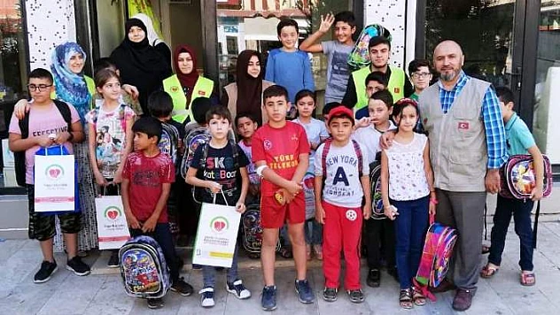 Yardım Eli Derneği Çocukları Sevindirmeye Devam Ediyor