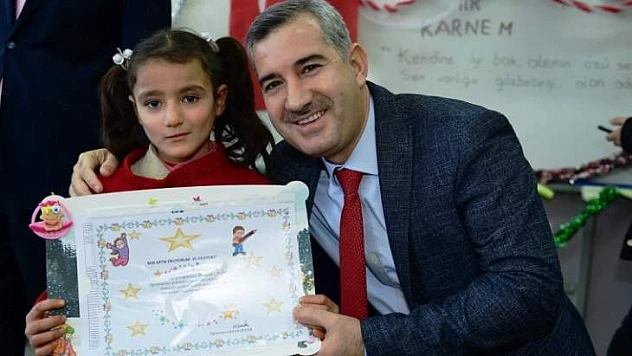 Başkan Çınar, Minik Öğrencilerin Karne Sevincine Ortak Oldu