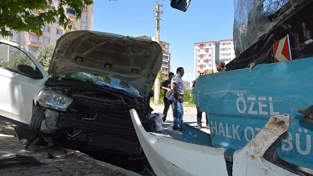 Halk Otobüsü İle Otomobil Çarpıştı: 7 Yaralı
