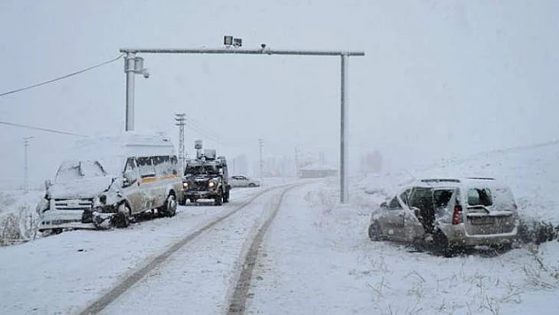 Öğretmenleri Taşıyan Servis Aracı İle Otomobil Çarpıştı: 23 Yaralı