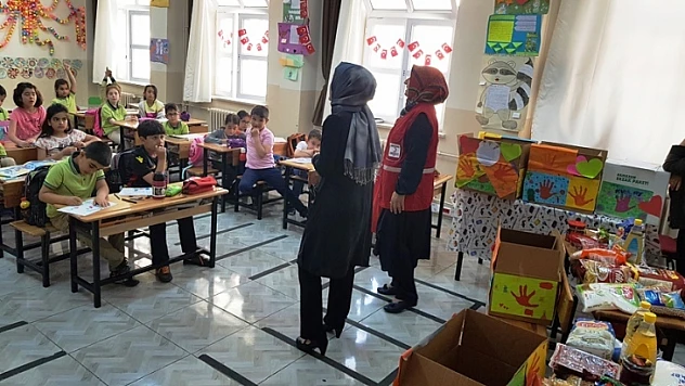 Küçük Ellerin, Kocaman Kolileri