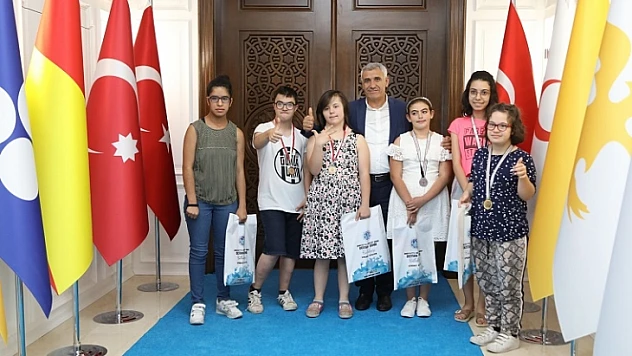 Başkan Güder, Şampiyonalarda Derece Yapan Özel Sporcularla Bir Araya Geldi