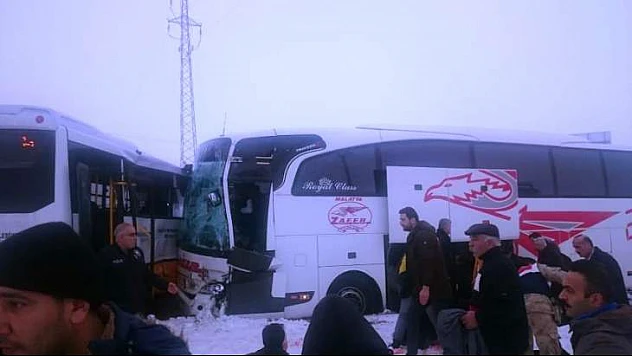 Akçadağ'da 2 Otobüs Çapıştı. 1 Ölü 17 Yaralı