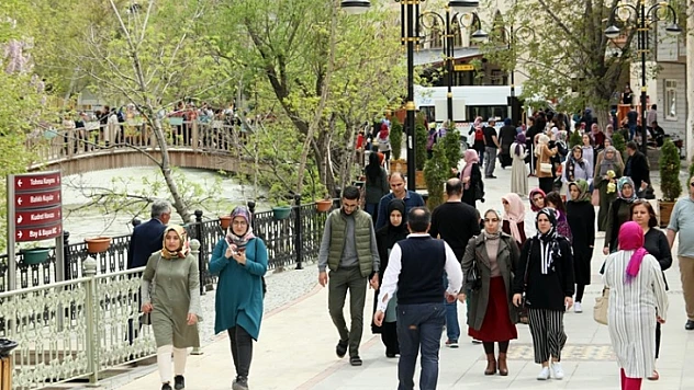 Somuncu Baba Külliyesi'nde Ziyaretçi Yoğunluğu
