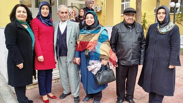 Emine Akkurt, Huzurevi'nde Yaşlıları Ziyaret Etti