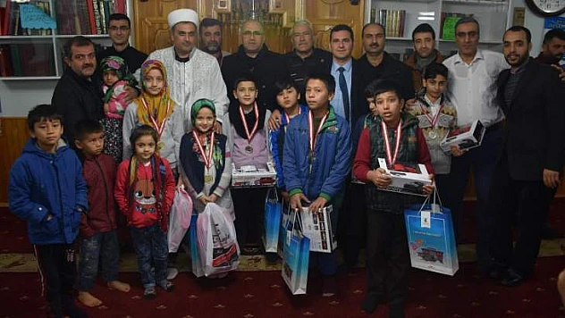 Sabah Namazına Gelen Çocuklar Ödüllendirildi