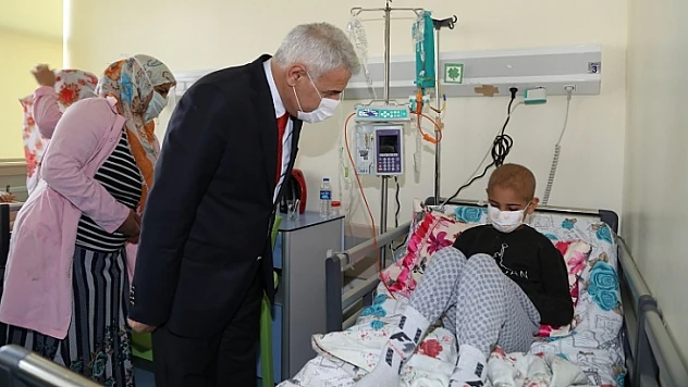 Başkan Güder,  Lösemili Çocukları Unutmadı