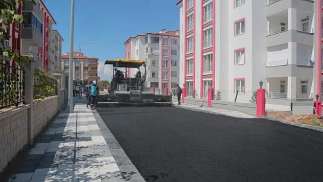 Göztepe Mahallesi'nde Sıcak Asfalt Serimi Devam Ediyor