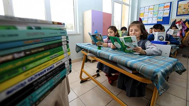 Önce Kitap Okuyup Sonra Ders İşliyorlar