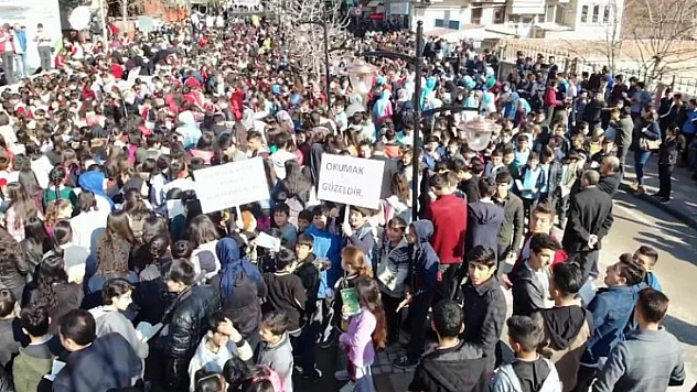 Caddeyi Trafiğe Kapatıp Kitap Okudular