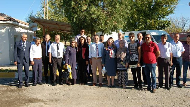 Rektör Prof. Dr. Karabulut, Öğrencilerini Ve Personelini Güllerle Karşıladı