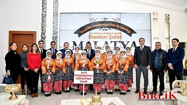 Halkoyunlarında İl Birincisi Olan Ekip Başkan Gürkan'ı Ziyaret Etti