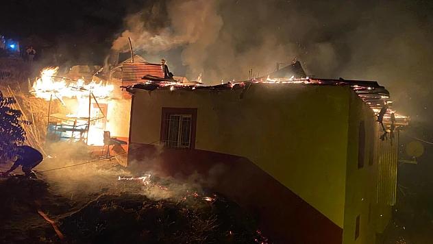 Hekimhan'da yangın faciası: Can kaybı yaşanmadı, 3 ev yandı