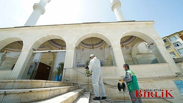 İbadete Açılan Cami Bahçelerini Dezenfekte Ediyor