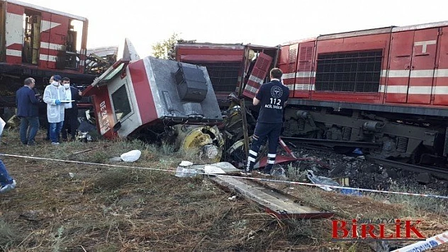 İki Yük Treni Kafa Kafaya Çarpıştı