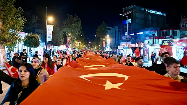 İnönü Caddesi Kırmızı Beyaza Büründü: Cumhuriyet'in 102. Yılı Kutlandı