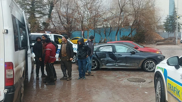 İşçi Servisi ile Otomobil Çarpıştı, Battalgazi'de Korku Dolu Anlar