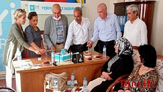 İyi Parti Yeşilyurt İlçe Teşkilatında Pastalı Kutlama