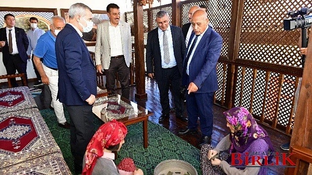 K.K.T.C. Gönyeli Belediye Başkanı Ahmet Benli, Tarihi Yeşilyurt Konaklarını Gezdi