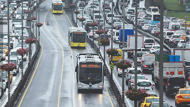 Kadıköy'de 2 metrobüs çarpıştı