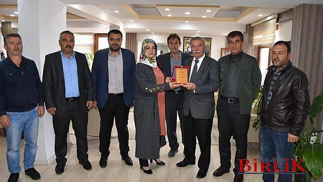 Kadın Muhtara Plaket Verildi