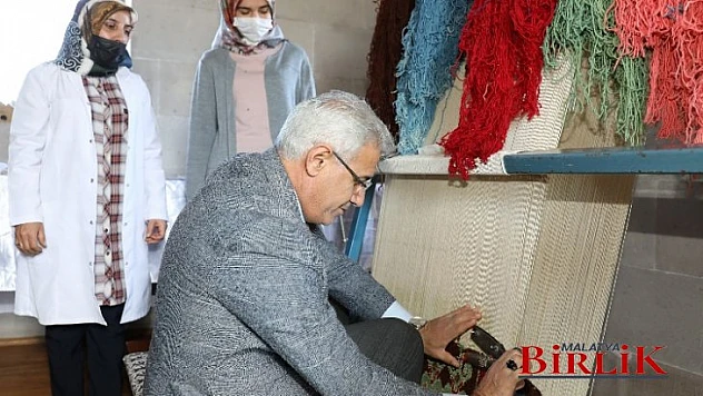 Kadınlar Hem Öğreniyor Hem De Ev Ekonomilerine Katkı Sağlıyor