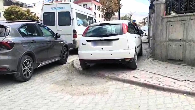 Kaldırım parkları yayaları çileden çıkarıyor