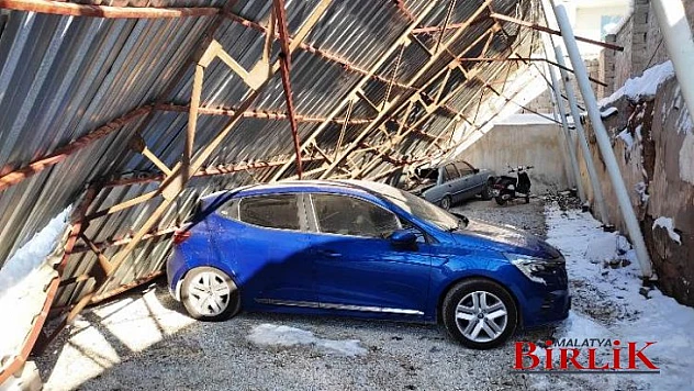 Kar Yükünü Taşıyamayan Otoparkın Çatısı Çöktü