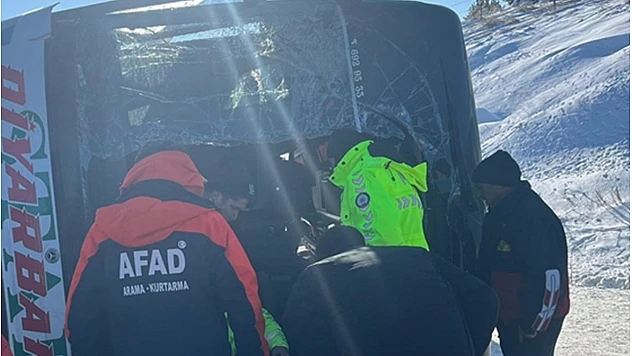 Kars'ta Trafik Kazası: Yolcu Otobüsünde 17 Yolcu Yaralandı