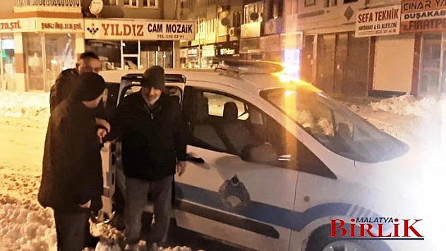 Kayıp Alzheimer Hastasını Battalgazi Zabıtaları Ailesine Teslim Etti