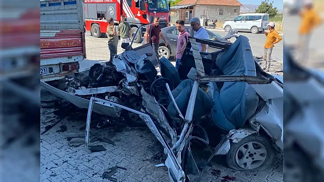 Kazaya Karışan Otomobil Hurda Yığınına Döndü: 1 Ölü 1 Yaralı