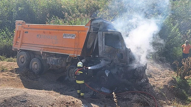 Kontrolden Çıkan Kamyon Yandı, Sürücü Kurtarılamadı