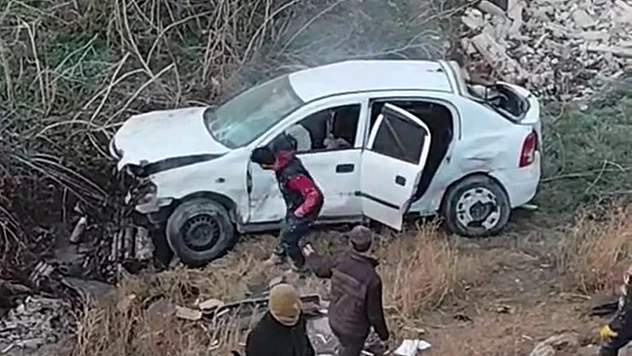 Kontrolden çıkan otomobil dereye düştü: 1 ölü 2 yaralı